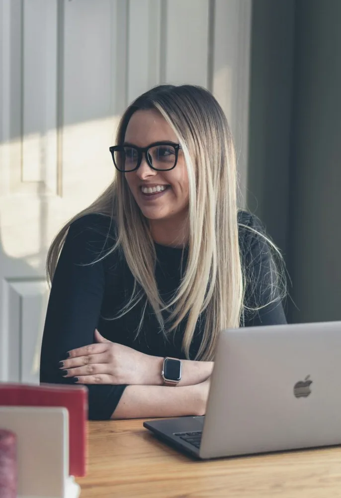 Adulte souriant qui suit une formation en ligne sur son ordinateur portable